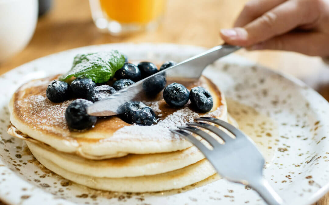 Fluffige Pancakes mit Blaubeeren und Ahornsirup